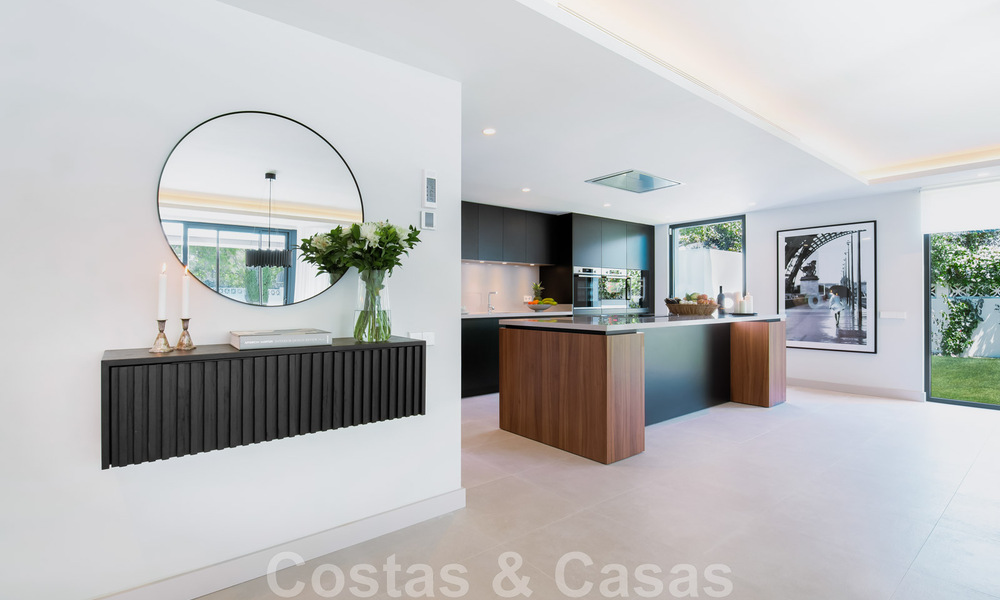 Nouvelle villa de luxe de style moderne, prête à emménager, à distance de marche de la plage dans un quartier privilégié de Guadalmina Baja à Marbella 43805