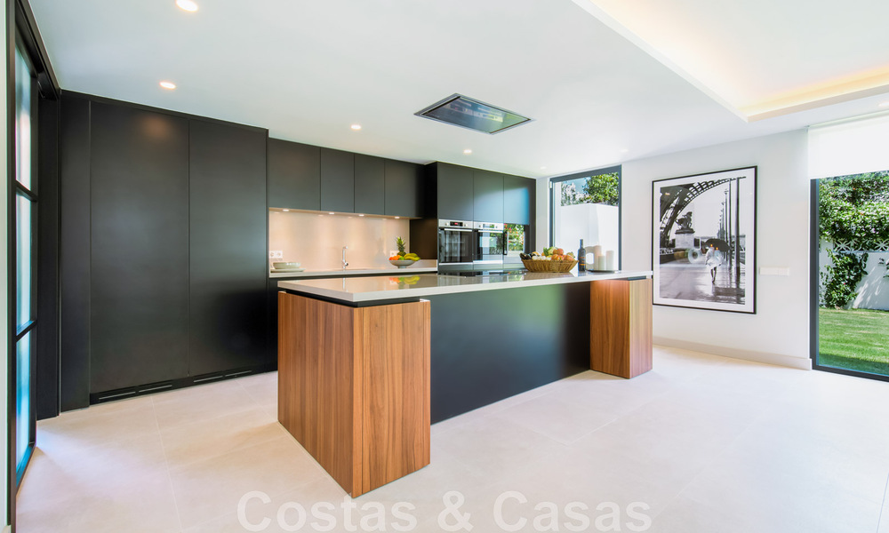 Nouvelle villa de luxe de style moderne, prête à emménager, à distance de marche de la plage dans un quartier privilégié de Guadalmina Baja à Marbella 43806