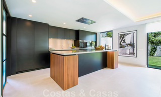 Nouvelle villa de luxe de style moderne, prête à emménager, à distance de marche de la plage dans un quartier privilégié de Guadalmina Baja à Marbella 43806 