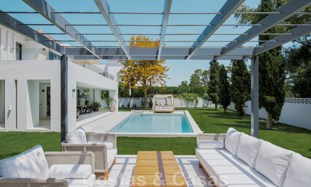 Nouvelle villa de luxe de style moderne, prête à emménager, à distance de marche de la plage dans un quartier privilégié de Guadalmina Baja à Marbella 43808