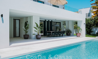 Nouvelle villa de luxe de style moderne, prête à emménager, à distance de marche de la plage dans un quartier privilégié de Guadalmina Baja à Marbella 43809 