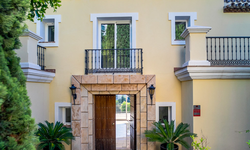 Villa espagnole classique de luxe à vendre dans une communauté privée et en première ligne du golf avec une vue imprenable sur le terrain de golf de La Quinta, Benahavis - Marbella 44093