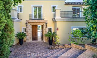 Villa espagnole classique de luxe à vendre dans une communauté privée et en première ligne du golf avec une vue imprenable sur le terrain de golf de La Quinta, Benahavis - Marbella 44094 