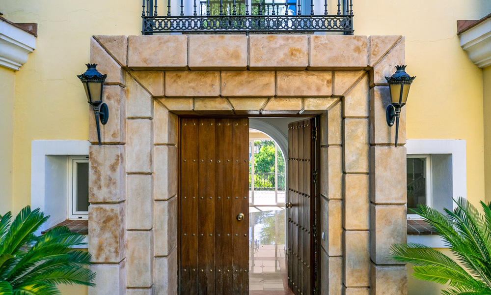 Villa espagnole classique de luxe à vendre dans une communauté privée et en première ligne du golf avec une vue imprenable sur le terrain de golf de La Quinta, Benahavis - Marbella 44095