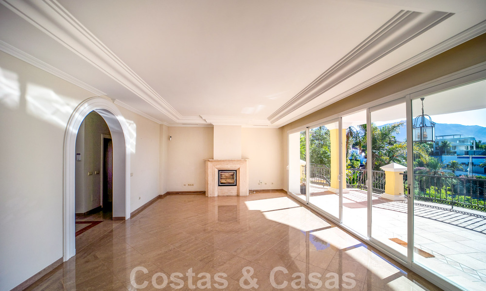 Villa espagnole classique de luxe à vendre dans une communauté privée et en première ligne du golf avec une vue imprenable sur le terrain de golf de La Quinta, Benahavis - Marbella 44096