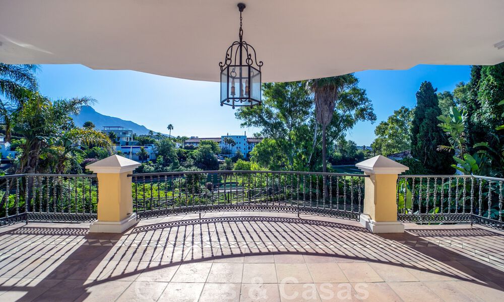 Villa espagnole classique de luxe à vendre dans une communauté privée et en première ligne du golf avec une vue imprenable sur le terrain de golf de La Quinta, Benahavis - Marbella 44097