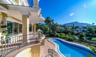 Villa espagnole classique de luxe à vendre dans une communauté privée et en première ligne du golf avec une vue imprenable sur le terrain de golf de La Quinta, Benahavis - Marbella 44098 