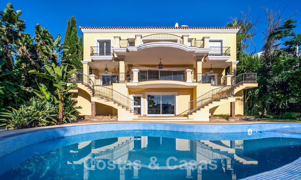 Villa espagnole classique de luxe à vendre dans une communauté privée et en première ligne du golf avec une vue imprenable sur le terrain de golf de La Quinta, Benahavis - Marbella 44099