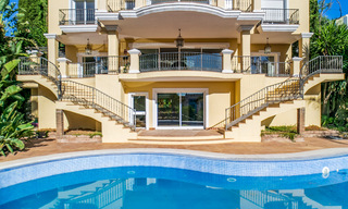 Villa espagnole classique de luxe à vendre dans une communauté privée et en première ligne du golf avec une vue imprenable sur le terrain de golf de La Quinta, Benahavis - Marbella 44100 