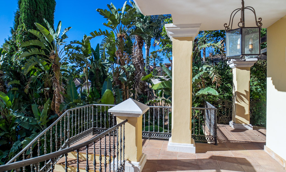 Villa espagnole classique de luxe à vendre dans une communauté privée et en première ligne du golf avec une vue imprenable sur le terrain de golf de La Quinta, Benahavis - Marbella 44101
