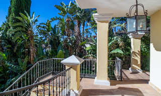 Villa espagnole classique de luxe à vendre dans une communauté privée et en première ligne du golf avec une vue imprenable sur le terrain de golf de La Quinta, Benahavis - Marbella 44101 
