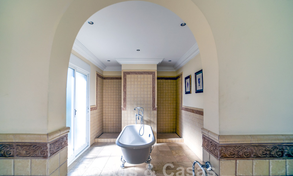 Villa espagnole classique de luxe à vendre dans une communauté privée et en première ligne du golf avec une vue imprenable sur le terrain de golf de La Quinta, Benahavis - Marbella 44102