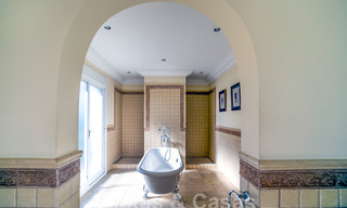 Villa espagnole classique de luxe à vendre dans une communauté privée et en première ligne du golf avec une vue imprenable sur le terrain de golf de La Quinta, Benahavis - Marbella 44102 