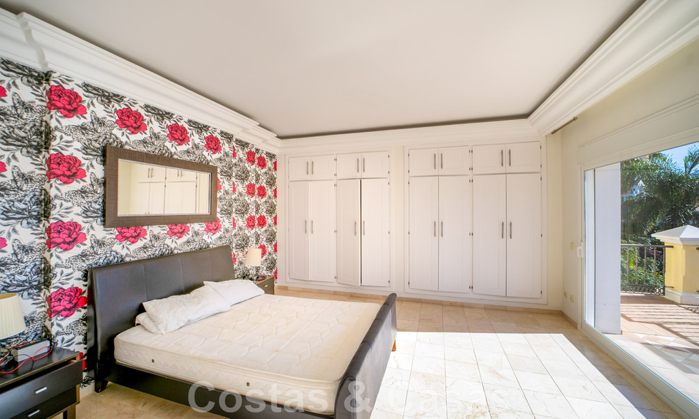 Villa espagnole classique de luxe à vendre dans une communauté privée et en première ligne du golf avec une vue imprenable sur le terrain de golf de La Quinta, Benahavis - Marbella 44103