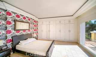 Villa espagnole classique de luxe à vendre dans une communauté privée et en première ligne du golf avec une vue imprenable sur le terrain de golf de La Quinta, Benahavis - Marbella 44103 