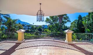 Villa espagnole classique de luxe à vendre dans une communauté privée et en première ligne du golf avec une vue imprenable sur le terrain de golf de La Quinta, Benahavis - Marbella 44104 
