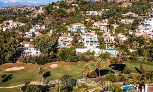 Villa espagnole classique de luxe à vendre dans une communauté privée et en première ligne du golf avec une vue imprenable sur le terrain de golf de La Quinta, Benahavis - Marbella 44106