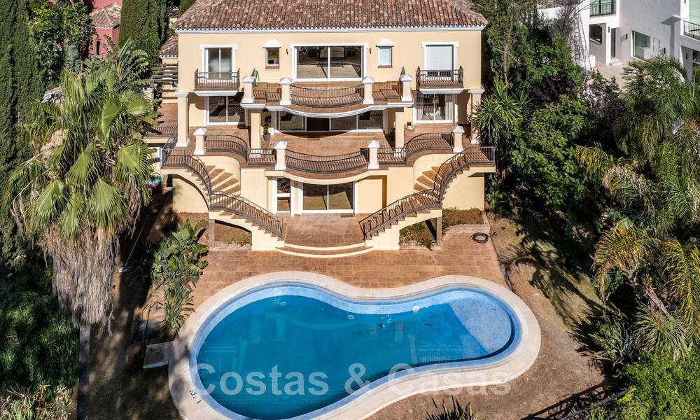 Villa espagnole classique de luxe à vendre dans une communauté privée et en première ligne du golf avec une vue imprenable sur le terrain de golf de La Quinta, Benahavis - Marbella 44107