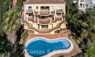 Villa espagnole classique de luxe à vendre dans une communauté privée et en première ligne du golf avec une vue imprenable sur le terrain de golf de La Quinta, Benahavis - Marbella 44107 
