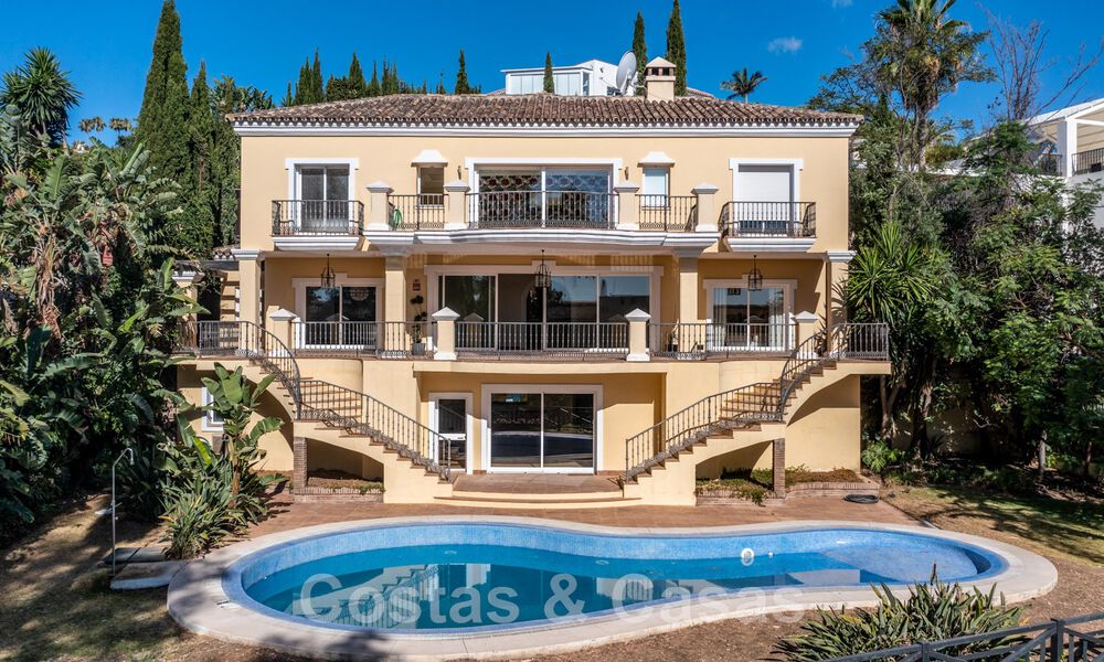 Villa espagnole classique de luxe à vendre dans une communauté privée et en première ligne du golf avec une vue imprenable sur le terrain de golf de La Quinta, Benahavis - Marbella 44108