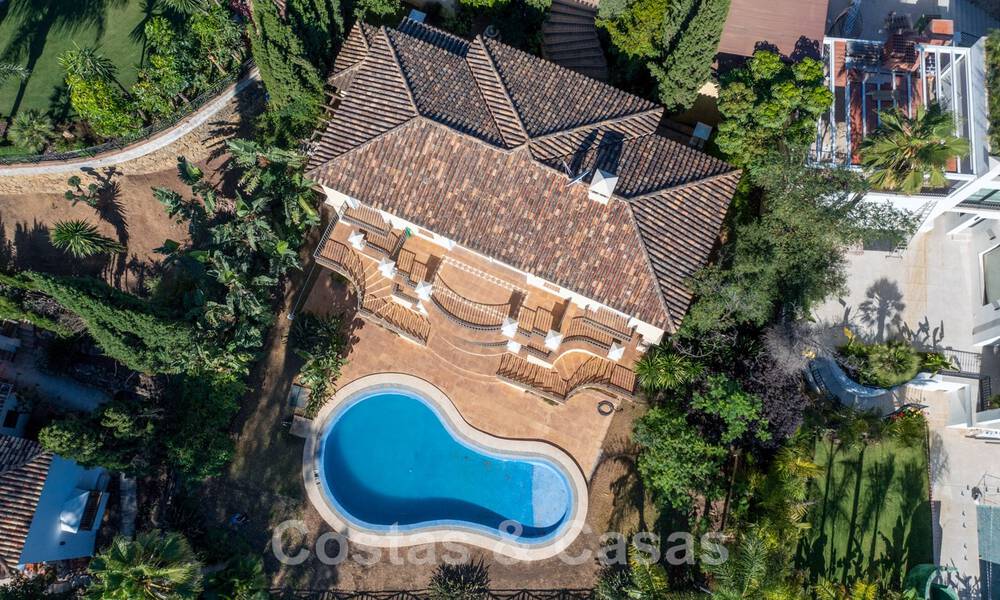 Villa espagnole classique de luxe à vendre dans une communauté privée et en première ligne du golf avec une vue imprenable sur le terrain de golf de La Quinta, Benahavis - Marbella 44109