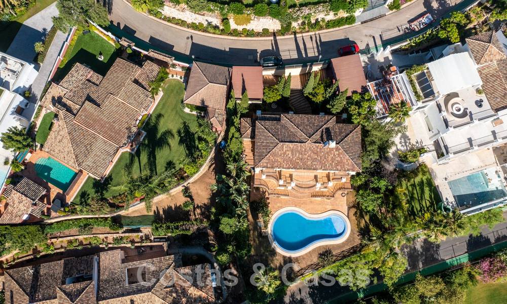 Villa espagnole classique de luxe à vendre dans une communauté privée et en première ligne du golf avec une vue imprenable sur le terrain de golf de La Quinta, Benahavis - Marbella 44110