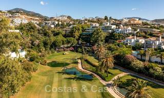 Villa espagnole classique de luxe à vendre dans une communauté privée et en première ligne du golf avec une vue imprenable sur le terrain de golf de La Quinta, Benahavis - Marbella 44112 