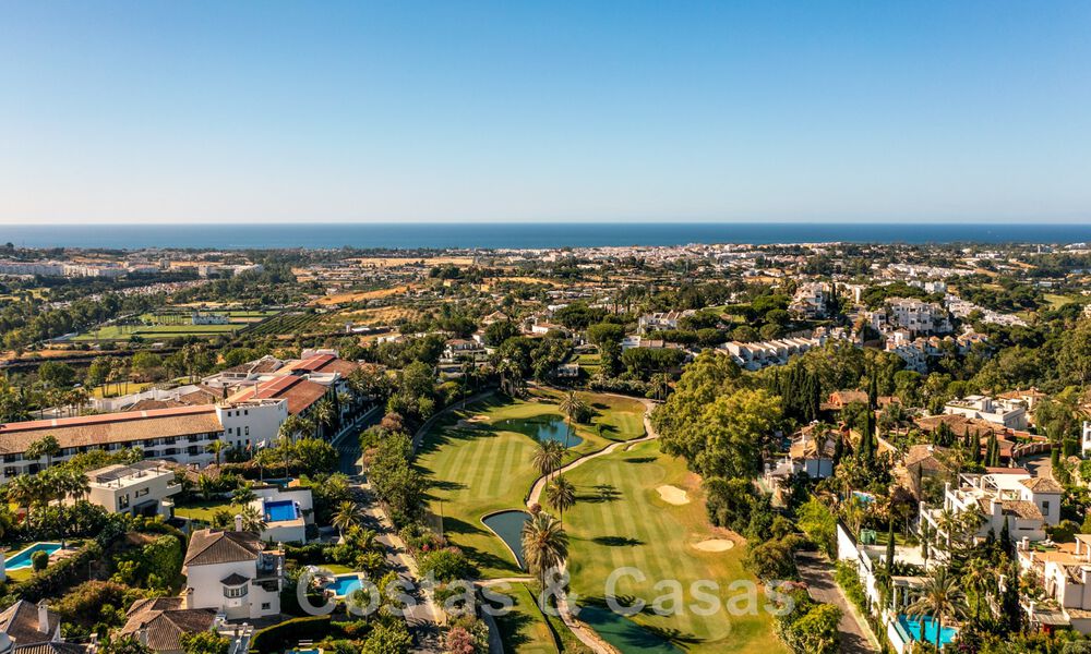 Villa espagnole classique de luxe à vendre dans une communauté privée et en première ligne du golf avec une vue imprenable sur le terrain de golf de La Quinta, Benahavis - Marbella 44113