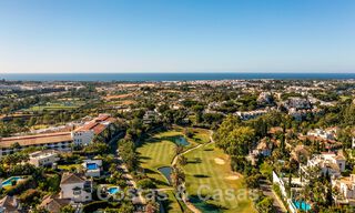 Villa espagnole classique de luxe à vendre dans une communauté privée et en première ligne du golf avec une vue imprenable sur le terrain de golf de La Quinta, Benahavis - Marbella 44113 