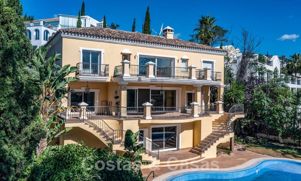 Villa espagnole classique de luxe à vendre dans une communauté privée et en première ligne du golf avec une vue imprenable sur le terrain de golf de La Quinta, Benahavis - Marbella 44114