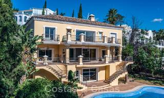 Villa espagnole classique de luxe à vendre dans une communauté privée et en première ligne du golf avec une vue imprenable sur le terrain de golf de La Quinta, Benahavis - Marbella 44114 