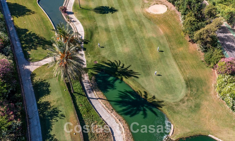 Villa espagnole classique de luxe à vendre dans une communauté privée et en première ligne du golf avec une vue imprenable sur le terrain de golf de La Quinta, Benahavis - Marbella 44115