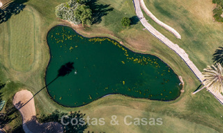 Villa espagnole classique de luxe à vendre dans une communauté privée et en première ligne du golf avec une vue imprenable sur le terrain de golf de La Quinta, Benahavis - Marbella 44116 