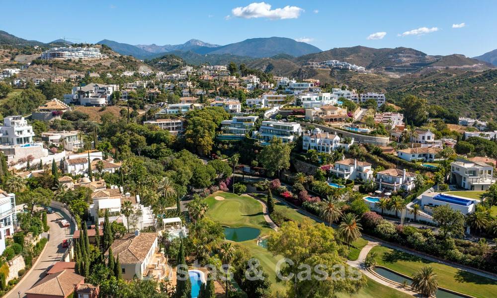 Villa espagnole classique de luxe à vendre dans une communauté privée et en première ligne du golf avec une vue imprenable sur le terrain de golf de La Quinta, Benahavis - Marbella 44117