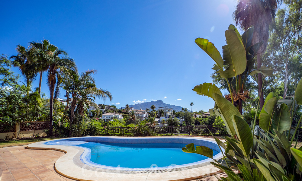 Villa espagnole classique de luxe à vendre dans une communauté privée et en première ligne du golf avec une vue imprenable sur le terrain de golf de La Quinta, Benahavis - Marbella 44118