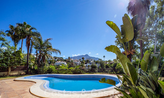 Villa espagnole classique de luxe à vendre dans une communauté privée et en première ligne du golf avec une vue imprenable sur le terrain de golf de La Quinta, Benahavis - Marbella 44118 