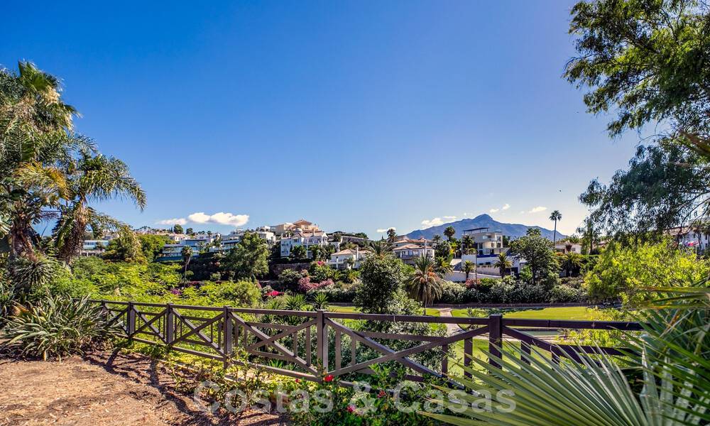 Villa espagnole classique de luxe à vendre dans une communauté privée et en première ligne du golf avec une vue imprenable sur le terrain de golf de La Quinta, Benahavis - Marbella 44119