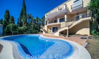 Villa espagnole classique de luxe à vendre dans une communauté privée et en première ligne du golf avec une vue imprenable sur le terrain de golf de La Quinta, Benahavis - Marbella 44120 