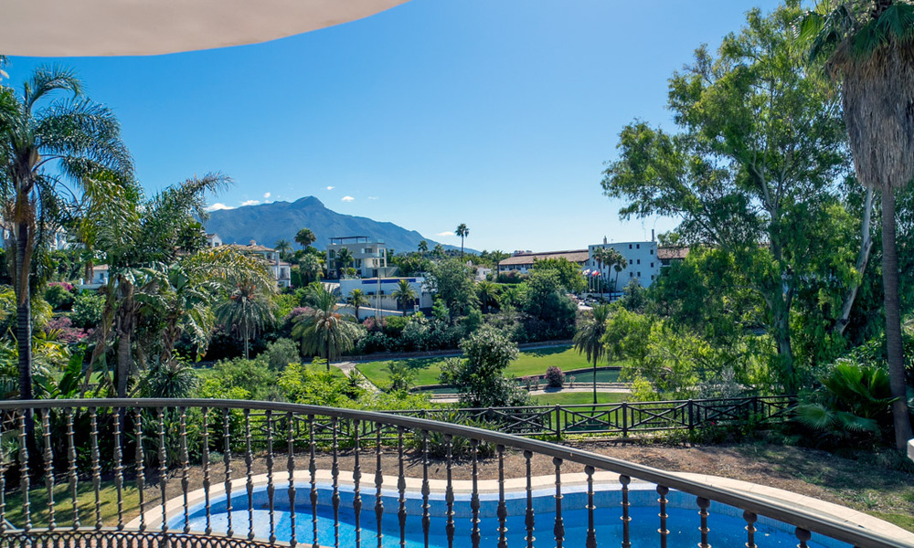 Villa espagnole classique de luxe à vendre dans une communauté privée et en première ligne du golf avec une vue imprenable sur le terrain de golf de La Quinta, Benahavis - Marbella 44121