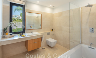 Superbe villa de luxe à vendre dans une architecture méditerranéenne moderne, avec vue sur la mer et dans un complexe de golf à Benahavis – Marbella 44162 