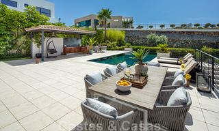 Superbe villa de luxe à vendre dans une architecture méditerranéenne moderne, avec vue sur la mer et dans un complexe de golf à Benahavis – Marbella 44174 