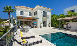 Superbe villa de luxe à vendre dans une architecture méditerranéenne moderne, avec vue sur la mer et dans un complexe de golf à Benahavis – Marbella 44176 