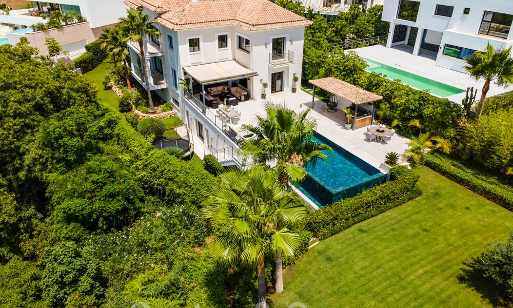 Superbe villa de luxe à vendre dans une architecture méditerranéenne moderne, avec vue sur la mer et dans un complexe de golf à Benahavis – Marbella 44180