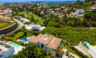 Superbe villa de luxe à vendre dans une architecture méditerranéenne moderne, avec vue sur la mer et dans un complexe de golf à Benahavis – Marbella 44185 