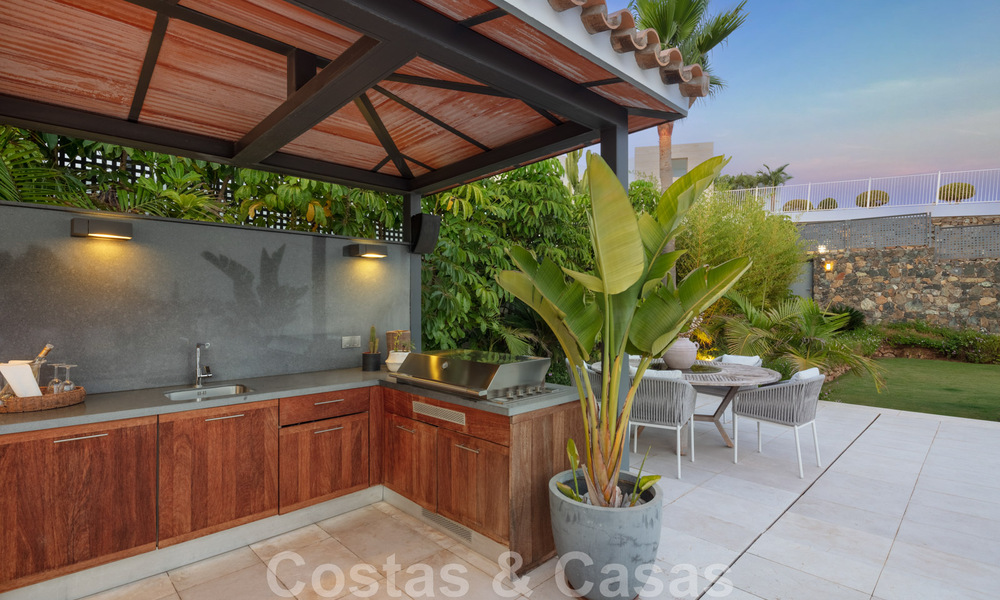 Superbe villa de luxe à vendre dans une architecture méditerranéenne moderne, avec vue sur la mer et dans un complexe de golf à Benahavis – Marbella 44190