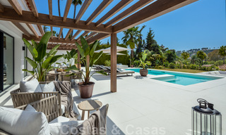 Villa andalouse contemporaine de luxe à vendre avec de nombreuses commodités de luxe, entourée de terrains de golf à Nueva Andalucia, Marbella 44352 