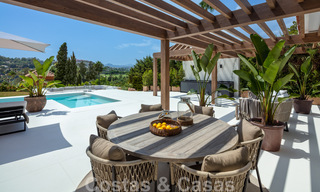 Villa andalouse contemporaine de luxe à vendre avec de nombreuses commodités de luxe, entourée de terrains de golf à Nueva Andalucia, Marbella 44353 