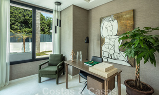 Villa andalouse contemporaine de luxe à vendre avec de nombreuses commodités de luxe, entourée de terrains de golf à Nueva Andalucia, Marbella 44356 