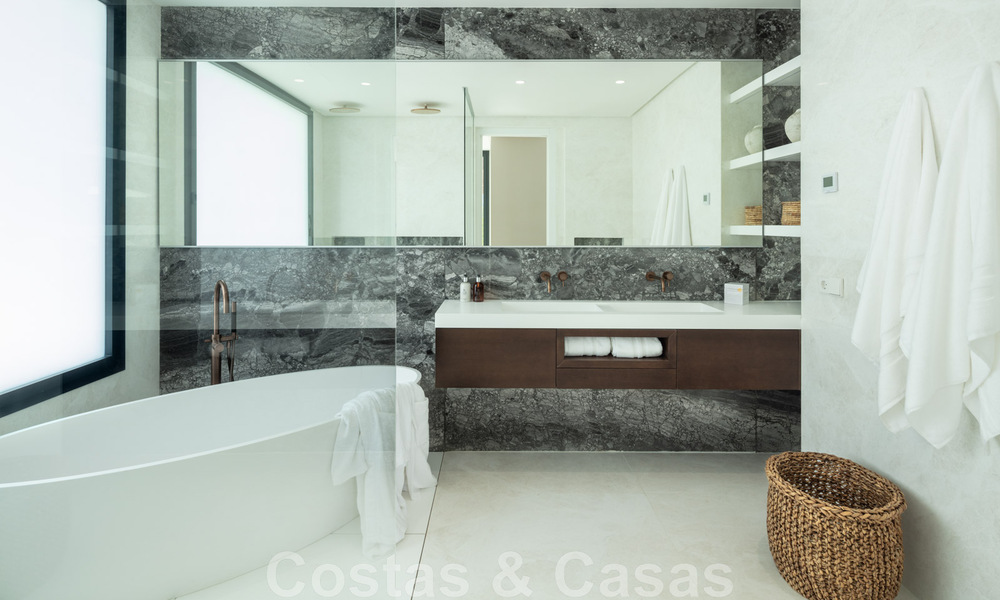 Villa andalouse contemporaine de luxe à vendre avec de nombreuses commodités de luxe, entourée de terrains de golf à Nueva Andalucia, Marbella 44361