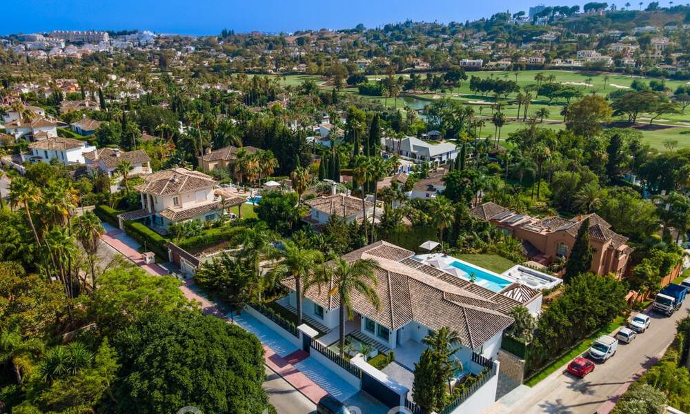 Villa andalouse contemporaine de luxe à vendre avec de nombreuses commodités de luxe, entourée de terrains de golf à Nueva Andalucia, Marbella 44370
